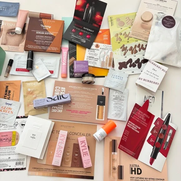 45+ sample pack with makeup bag - Picture 2 of 3